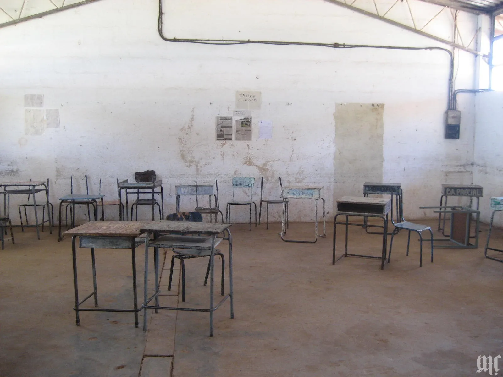 A photographo of a classroom.